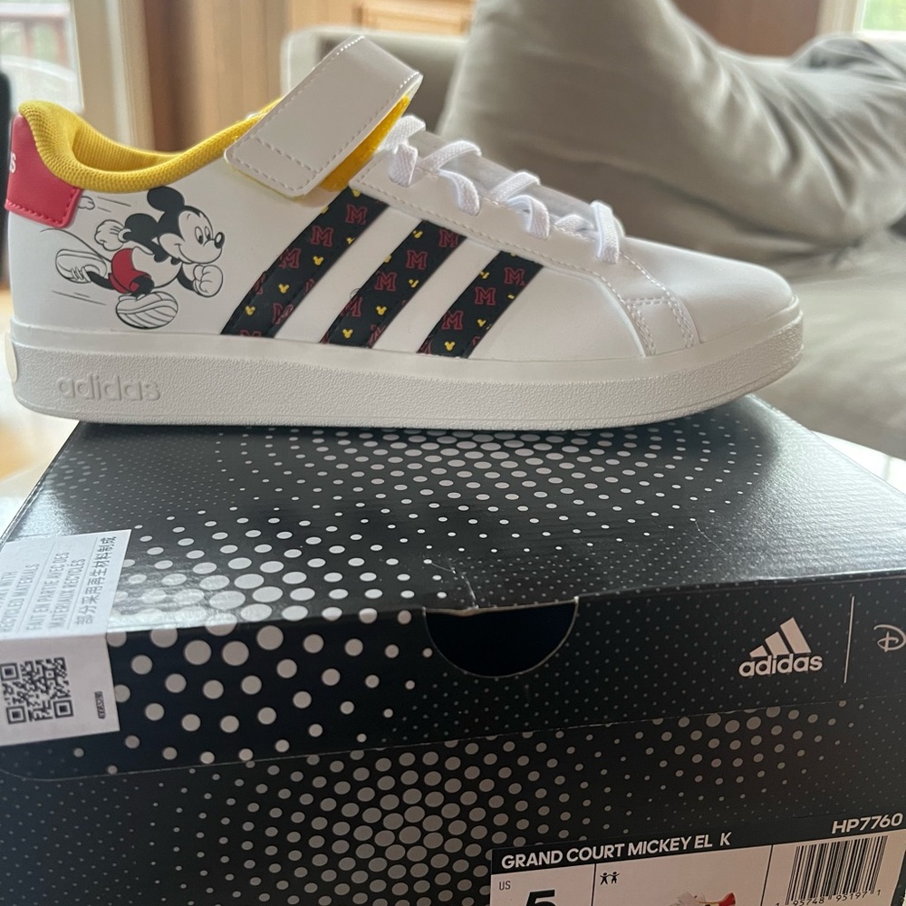 New w box - adidas grand court Mickey size 5